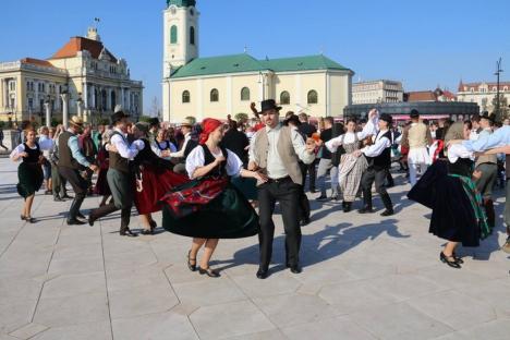 Flash mob cu dansuri, bătăi pe picioare şi... pălincă, în Piaţa Unirii (FOTO/VIDEO)