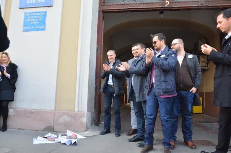 Protest împotriva 'bolovanilor': Avioane de hârtie şi pietre cu siglele PSD, UDMR şi ALDE, puse în faţa Consiliului Judeţean Bihor (FOTO / VIDEO)