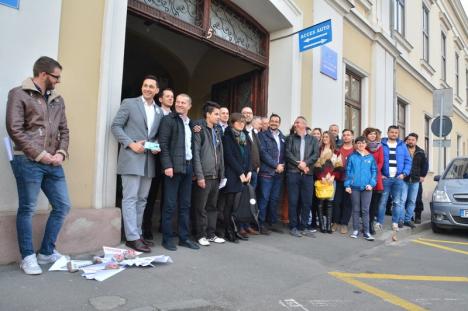 Protest împotriva 'bolovanilor': Avioane de hârtie şi pietre cu siglele PSD, UDMR şi ALDE, puse în faţa Consiliului Judeţean Bihor (FOTO / VIDEO)