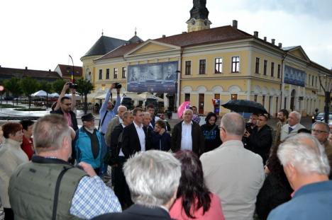 Lanţ uman: Circa 100 de etnici maghiari din Oradea au cerut o statuie a Sfântului Ladislau în Piaţa Unirii (FOTO)