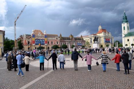 Lanţ uman: Circa 100 de etnici maghiari din Oradea au cerut o statuie a Sfântului Ladislau în Piaţa Unirii (FOTO)