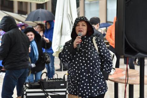 Nici ploaia nu i-a oprit! Dans în centrul Oradiei, pentru conștientizarea autismului (FOTO/VIDEO)