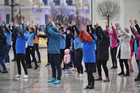 Nici ploaia nu i-a oprit! Dans în centrul Oradiei, pentru conștientizarea autismului (FOTO/VIDEO)