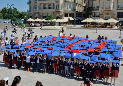 La mulţi ani, Liceul Greco-Catolic! Flash-mob în cinstea şcolii, în centrul Oradiei (FOTO/VIDEO)