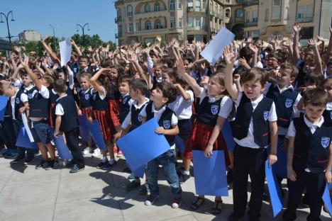 La mulţi ani, Liceul Greco-Catolic! Flash-mob în cinstea şcolii, în centrul Oradiei (FOTO/VIDEO)