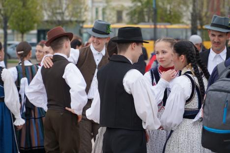 Flashmob în Piața Unirii din Oradea: Zeci de dansatori au animat atmosfera cu dansuri maghiare (FOTO/VIDEO)