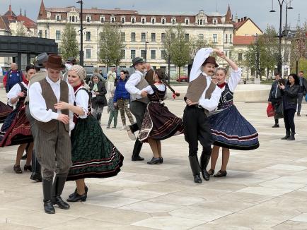 Flashmob în Piața Unirii din Oradea: Zeci de dansatori au animat atmosfera cu dansuri maghiare (FOTO/VIDEO)