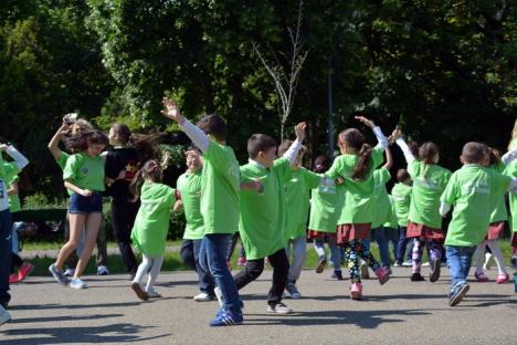 Atitudinea ECOntează! Elevi orădeni au dansat în Parcul Brătianu, ca să promoveze grija faţă de mediu (FOTO/VIDEO)