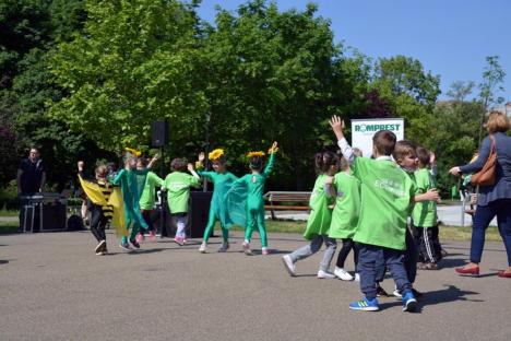 Atitudinea ECOntează! Elevi orădeni au dansat în Parcul Brătianu, ca să promoveze grija faţă de mediu (FOTO/VIDEO)