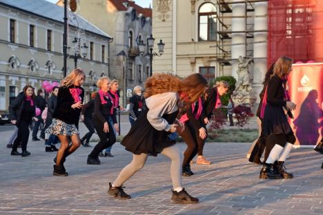 Mai multe orădence au preluat rolul de dansatoare anti-violenţă în Piața Ferdinand (FOTO / VIDEO)