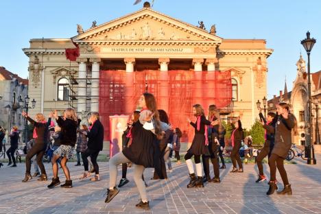 Mai multe orădence au preluat rolul de dansatoare anti-violenţă în Piața Ferdinand (FOTO / VIDEO)