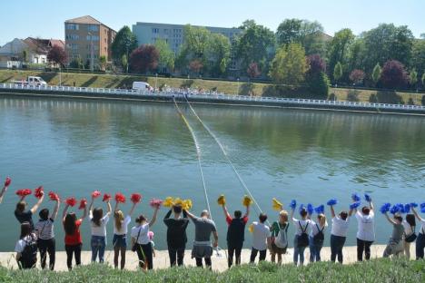 Universitatea altfel: Studenţii orădeni au făcut punţi colorate din flori peste Crişul Repede (FOTO)