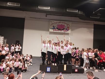 Se mișcă bine! Palatul Copiilor Oradea a cucerit zeci de medalii la concursul de gimnastică și dans „Floare de Lotus” (FOTO)