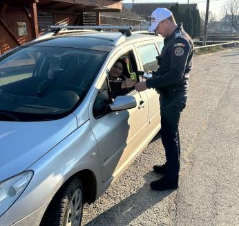 „Gest de respect și considerație”: Polițiștii din Oradea și Bihor au oferit flori și mesaje preventive doamnelor de 8 Martie (FOTO)