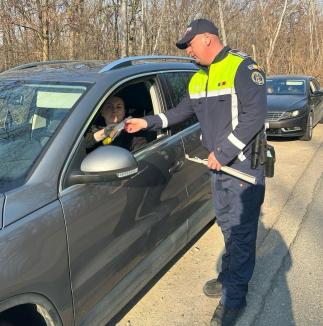 „Gest de respect și considerație”: Polițiștii din Oradea și Bihor au oferit flori și mesaje preventive doamnelor de 8 Martie (FOTO)