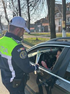 „Gest de respect și considerație”: Polițiștii din Oradea și Bihor au oferit flori și mesaje preventive doamnelor de 8 Martie (FOTO)