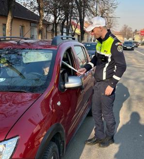 „Gest de respect și considerație”: Polițiștii din Oradea și Bihor au oferit flori și mesaje preventive doamnelor de 8 Martie (FOTO)