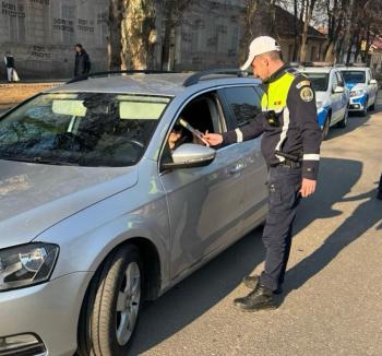 „Gest de respect și considerație”: Polițiștii din Oradea și Bihor au oferit flori și mesaje preventive doamnelor de 8 Martie (FOTO)