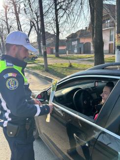 „Gest de respect și considerație”: Polițiștii din Oradea și Bihor au oferit flori și mesaje preventive doamnelor de 8 Martie (FOTO)