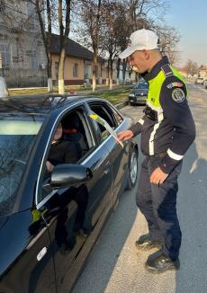 „Gest de respect și considerație”: Polițiștii din Oradea și Bihor au oferit flori și mesaje preventive doamnelor de 8 Martie (FOTO)