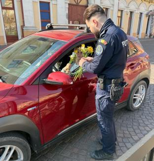 „Gest de respect și considerație”: Polițiștii din Oradea și Bihor au oferit flori și mesaje preventive doamnelor de 8 Martie (FOTO)