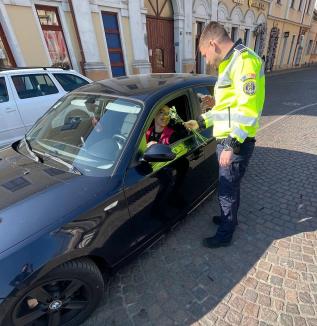 „Gest de respect și considerație”: Polițiștii din Oradea și Bihor au oferit flori și mesaje preventive doamnelor de 8 Martie (FOTO)