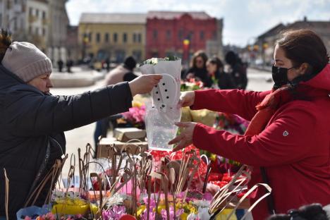 Flori albastre şi galbene, în stil origami, dăruite de liceeni din Oradea, de 8 Martie: 'Pentru femeile din Ucraina, care nu pot să sărbătorească' (FOTO/VIDEO)