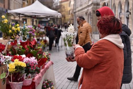 8 Martie în Oradea: Domnișoarele și doamnele au primit flori și de la polițiști (FOTO)