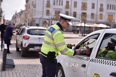 8 Martie în Oradea: Domnișoarele și doamnele au primit flori și de la polițiști (FOTO)
