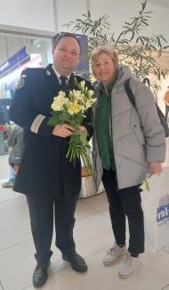 Instituțiile de forță „s-au unit” pentru a oferi flori, de 8 martie, doamnelor și domnișoarelor din Oradea (FOTO)
