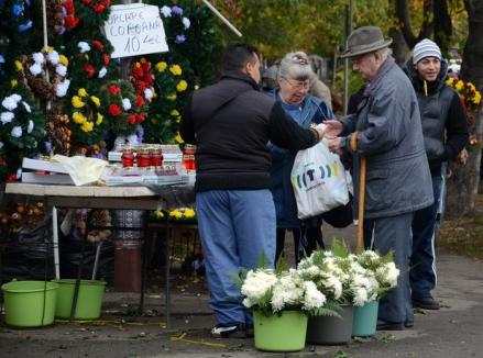 Direct de la producător: Florarii vor vinde buchete şi jerbe pentru Ziua Morţilor la cele două intrări în cimitir