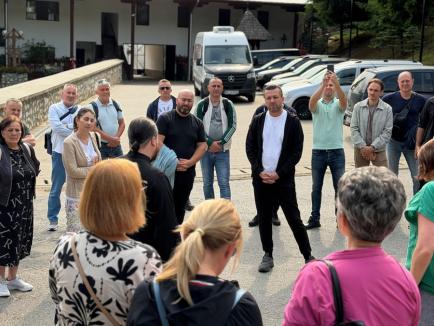 Primarul Oradiei, Florin Birta, a mers să facă voluntariat la Mănăstirea Izbuc. A dus cu el 50 de angajați și colaboratori ai Primăriei (FOTO)