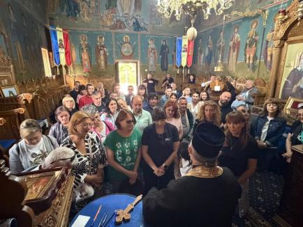 Primarul Oradiei, Florin Birta, a mers să facă voluntariat la Mănăstirea Izbuc. A dus cu el 50 de angajați și colaboratori ai Primăriei (FOTO)