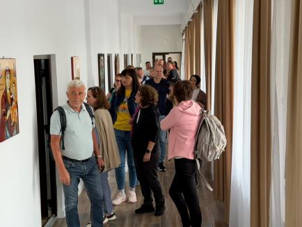 Primarul Oradiei, Florin Birta, a mers să facă voluntariat la Mănăstirea Izbuc. A dus cu el 50 de angajați și colaboratori ai Primăriei (FOTO)