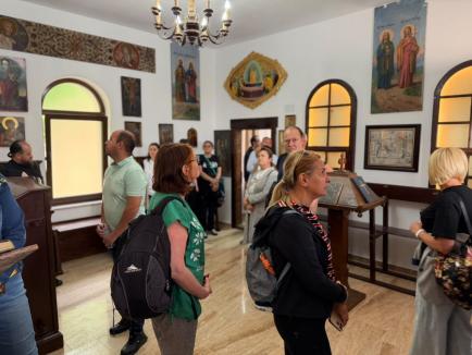 Primarul Oradiei, Florin Birta, a mers să facă voluntariat la Mănăstirea Izbuc. A dus cu el 50 de angajați și colaboratori ai Primăriei (FOTO)