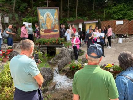 Primarul Oradiei, Florin Birta, a mers să facă voluntariat la Mănăstirea Izbuc. A dus cu el 50 de angajați și colaboratori ai Primăriei (FOTO)