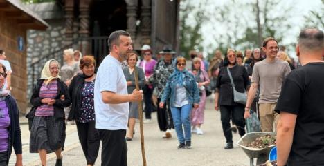 Primarul Oradiei, Florin Birta, a mers să facă voluntariat la Mănăstirea Izbuc. A dus cu el 50 de angajați și colaboratori ai Primăriei (FOTO)