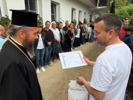 Primarul Oradiei, Florin Birta, a mers să facă voluntariat la Mănăstirea Izbuc. A dus cu el 50 de angajați și colaboratori ai Primăriei (FOTO)