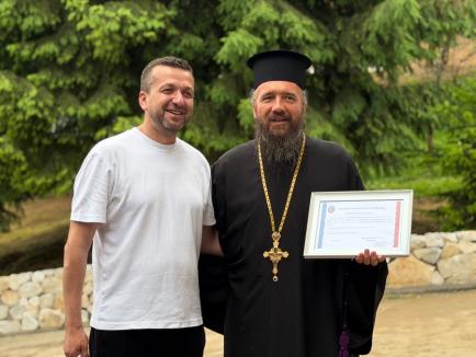 Primarul Oradiei, Florin Birta, a mers să facă voluntariat la Mănăstirea Izbuc. A dus cu el 50 de angajați și colaboratori ai Primăriei (FOTO)
