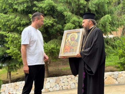 Primarul Oradiei, Florin Birta, a mers să facă voluntariat la Mănăstirea Izbuc. A dus cu el 50 de angajați și colaboratori ai Primăriei (FOTO)