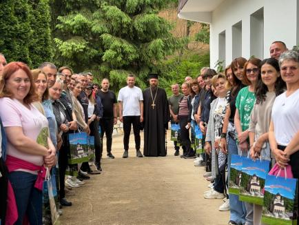 Primarul Oradiei, Florin Birta, a mers să facă voluntariat la Mănăstirea Izbuc. A dus cu el 50 de angajați și colaboratori ai Primăriei (FOTO)
