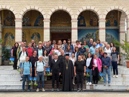 Primarul Oradiei, Florin Birta, a mers să facă voluntariat la Mănăstirea Izbuc. A dus cu el 50 de angajați și colaboratori ai Primăriei (FOTO)