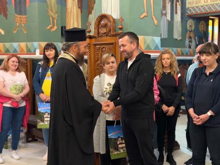 Primarul Oradiei, Florin Birta, a mers să facă voluntariat la Mănăstirea Izbuc. A dus cu el 50 de angajați și colaboratori ai Primăriei (FOTO)