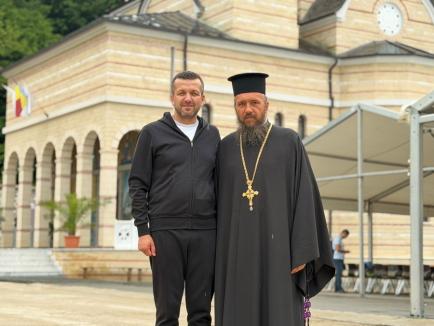 Primarul Oradiei, Florin Birta, a mers să facă voluntariat la Mănăstirea Izbuc. A dus cu el 50 de angajați și colaboratori ai Primăriei (FOTO)
