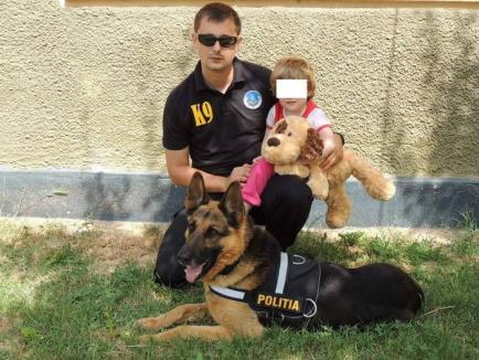 Câinele poliţist Gom şi criminalistul Florin Mitra s-au întors la fetiţa pe care au salvat-o în weekend cu un cadou: un „Gom” de pluş
