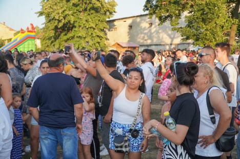 Sărbătoarea romilor, în Oradea: Maneliștii Florin Salam și Tzancă Uraganu au cântat în parcul Cetății. Au fost aduși cu mașini de lux, una condusă de Călin Raita (FOTO/VIDEO)