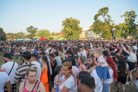 Sărbătoarea romilor, în Oradea: Maneliștii Florin Salam și Tzancă Uraganu au cântat în parcul Cetății. Au fost aduși cu mașini de lux, una condusă de Călin Raita (FOTO/VIDEO)