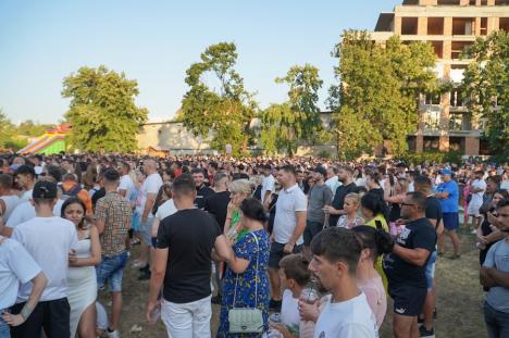 Sărbătoarea romilor, în Oradea: Maneliștii Florin Salam și Tzancă Uraganu au cântat în parcul Cetății. Au fost aduși cu mașini de lux, una condusă de Călin Raita (FOTO/VIDEO)