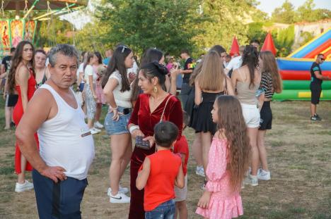 Sărbătoarea romilor, în Oradea: Maneliștii Florin Salam și Tzancă Uraganu au cântat în parcul Cetății. Au fost aduși cu mașini de lux, una condusă de Călin Raita (FOTO/VIDEO)