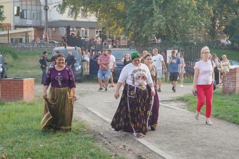 Sărbătoarea romilor, în Oradea: Maneliștii Florin Salam și Tzancă Uraganu au cântat în parcul Cetății. Au fost aduși cu mașini de lux, una condusă de Călin Raita (FOTO/VIDEO)